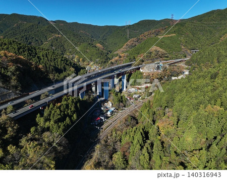 相模原市の山間部を横断する高架橋と鉄道を俯瞰した空撮写真 相模原市の山間部を横断する高架橋と鉄道を俯瞰した空撮写真 140316943