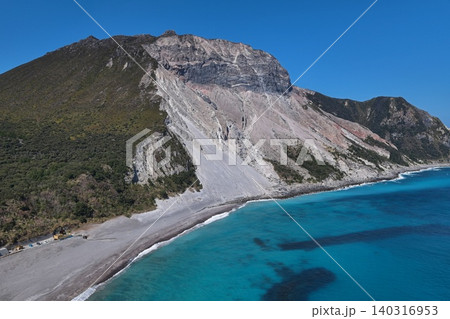神津島・多幸湾から望む砂糖山と白い断崖の空撮写真 神津島・多幸湾から望む砂糖山と白い断崖の空撮写真 140316953