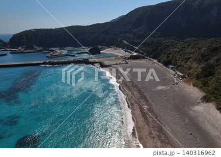 神津島・多幸湾の砂浜と漁港を捉えた空撮写真 神津島・多幸湾の砂浜と漁港を捉えた空撮写真 140316962