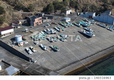 東京都神津島の漁船陸揚げ場を斜め俯瞰した空撮写真 東京都神津島の漁船陸揚げ場を斜め俯瞰した空撮写真 140316963