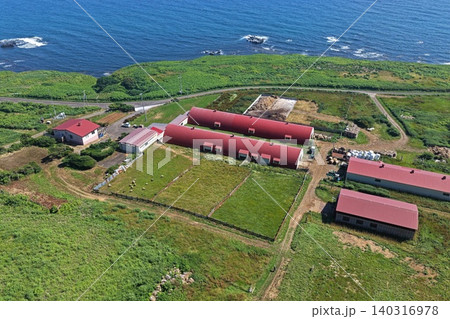北海道の海岸沿いに広がる赤屋根の羊牧場を俯瞰した空撮写真 北海道の海岸沿いに広がる赤屋根の羊牧場を俯瞰した空撮写真 140316978