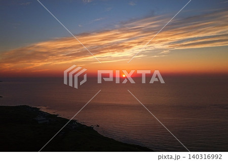 北海道焼尻島から望む天売島方向の夕日を捉えた空撮写真 北海道焼尻島から望む天売島方向の夕日を捉えた空撮写真 140316992