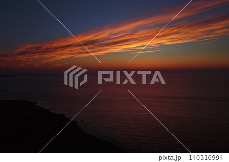 北海道焼尻島から望む天売島方向の夕焼け空と海の空撮写真 北海道焼尻島から望む天売島方向の夕焼け空と海の空撮写真 140316994