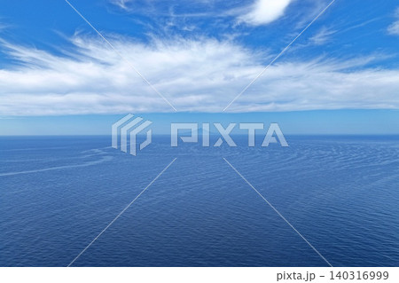 北海道・天売島沖の広大な海原と遠望する利尻の島影の空撮写真 北海道・天売島沖の広大な海原と遠望する利尻の島影の空撮写真 140316999