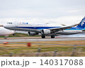 着陸する飛行機 140317088