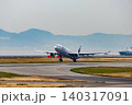 着陸する飛行機 140317091