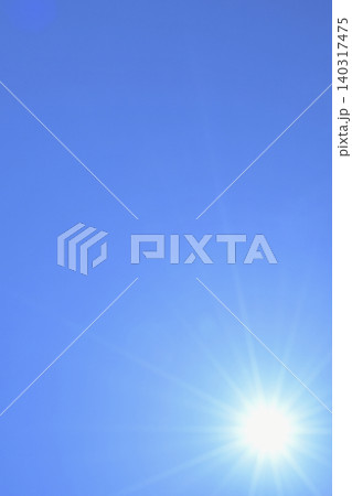 青空と太陽　直射日光　フリースペースイメージ（ fix撮影 ） 140317475