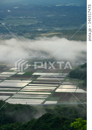 鳥取県米子市で水田が広がる春の山間の住宅地 鳥取県米子市で水田が広がる春の山間の住宅地 140317478