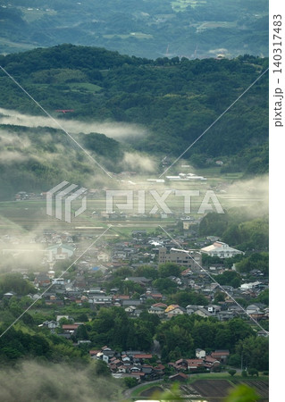 鳥取県米子市で水田が広がる春の山間の住宅地 鳥取県米子市で水田が広がる春の山間の住宅地 140317483