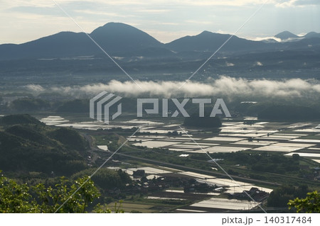 鳥取県米子市で水田が広がる春の山間の住宅地 鳥取県米子市で水田が広がる春の山間の住宅地 140317484