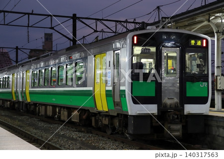 会津若松駅に停車中の只見線キハE120形 140317563