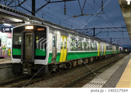 会津若松駅に停車中の只見線キハE120形 会津若松駅に停車中の只見線キハE120形 140317564