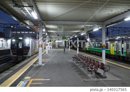 会津若松駅に停車中の磐越西線・只見線(福島県会津若松市) 会津若松駅に停車中の磐越西線・只見線(福島県会津若松市) 140317565