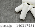 乱雑に置かれたトイレットペーパーの芯 140317581