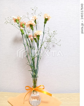 花瓶に生けた黄色の花 140317640