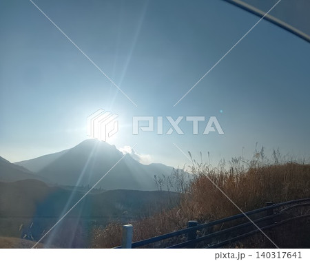 神聖な雰囲気が漂う後光に包まれる山 140317641