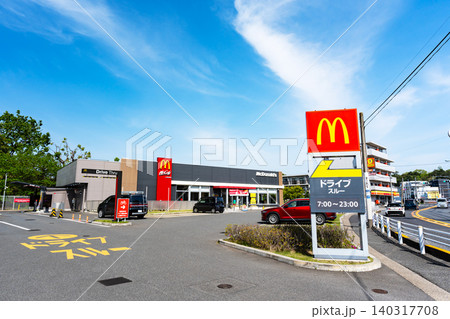 マクドナルド 多摩堤通り喜多見店　ドライブスルーの看板　東京都世田谷区喜多見 140317708