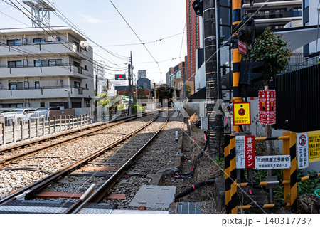 東急世田谷線 三軒茶屋駅と踏切　西側から駅を眺める　東京都世田谷区太子堂 140317737