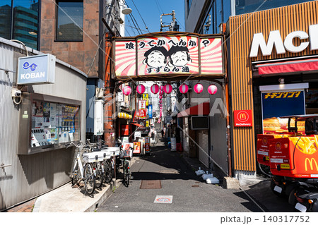 マクドナルド 三軒茶屋店の西隣の路地 すずらん通 東京都世田谷区太子堂 マクドナルド 三軒茶屋店の西隣の路地 すずらん通 東京都世田谷区太子堂 140317752