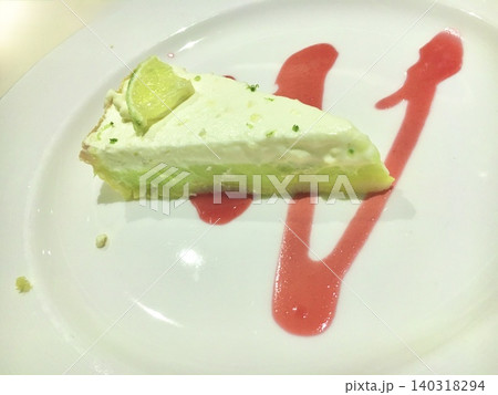 上品に盛り付けられた爽やかなライムタルトのカットケーキ(ベリーソース添え) 上品に盛り付けられた爽やかなライムタルトのカットケーキ(ベリーソース添え) 140318294