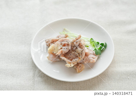 白い皿に盛り付けられた鶏ハラミの塩だれ炒め 白い皿に盛り付けられた鶏ハラミの塩だれ炒め 140318471