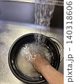 米を研いて食事の準備をする 140318606