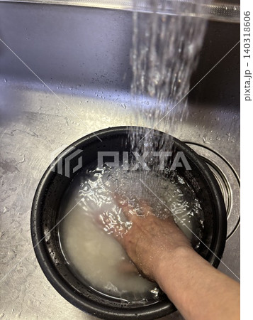 米を研いて食事の準備をする 米を研いて食事の準備をする 140318606