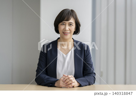 カメラ目線で話す60代のビジネスウーマン カメラ目線で話す60代のビジネスウーマン 140318847