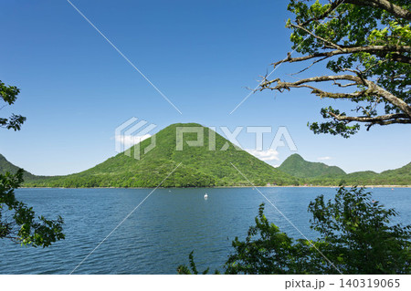 初夏の榛名山 榛名湖と榛名富士 初夏の榛名山 榛名湖と榛名富士 140319065