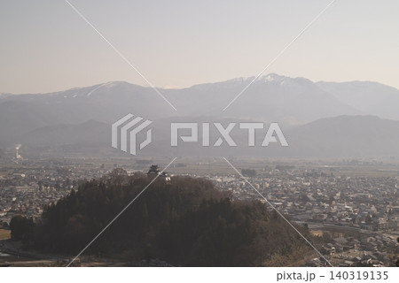 山から見た伊吹山の遠景に見える風景 山から見た伊吹山の遠景に見える風景 140319135