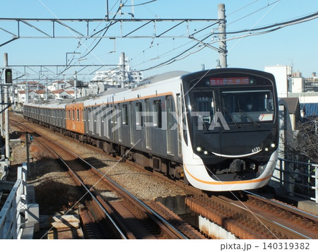 東急大井町線急行用の6020系(緑が丘駅にて撮影) 140319382
