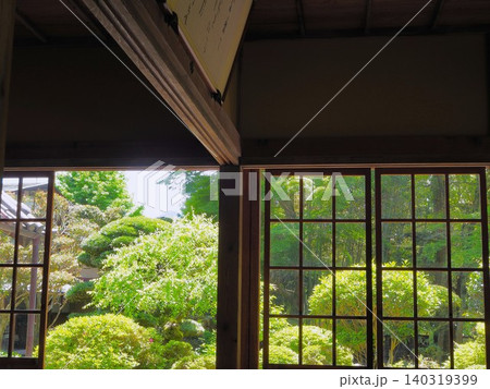 静岡県　屋内から見る新緑の庭園　5月 140319399