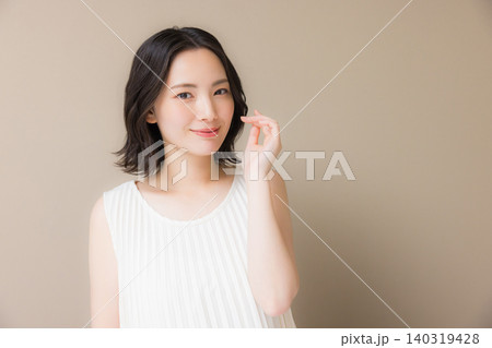 若い女性のビューティーイメージ 140319428