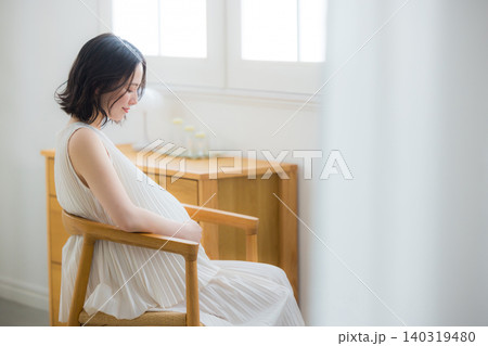 部屋でリラックスする妊婦 部屋でリラックスする妊婦 140319480