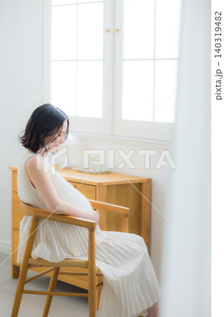 部屋でリラックスする妊婦 部屋でリラックスする妊婦 140319482