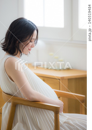 部屋でリラックスする妊婦 部屋でリラックスする妊婦 140319484