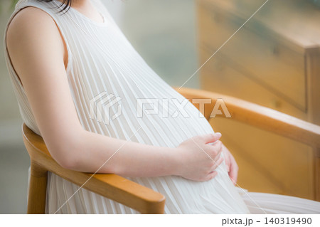 部屋でリラックスする妊婦 部屋でリラックスする妊婦 140319490