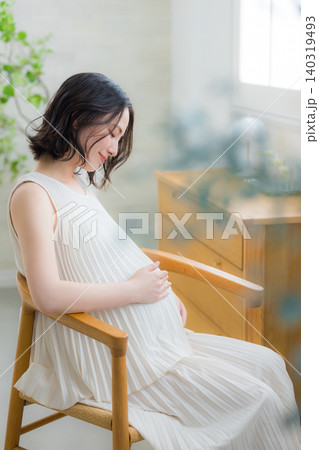 部屋でリラックスする妊婦 部屋でリラックスする妊婦 140319493