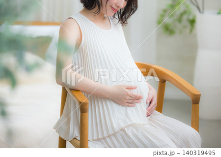 部屋でリラックスする妊婦 140319495