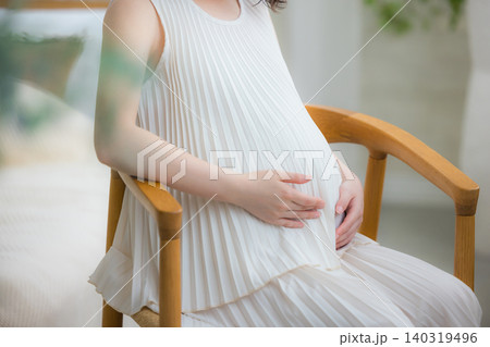 部屋でリラックスする妊婦 140319496
