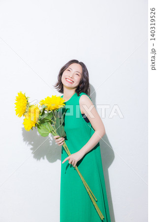 ひまわりの花束を持つ女性 ひまわりの花束を持つ女性 140319526