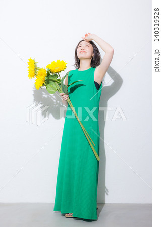 ひまわりの花束を持つ女性 ひまわりの花束を持つ女性 140319528