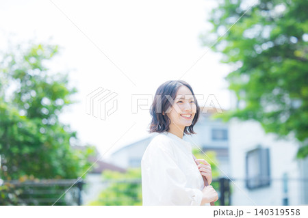 新緑の中を歩く女性 新緑の中を歩く女性 140319558