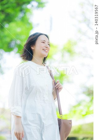新緑の中を歩く女性 新緑の中を歩く女性 140319567