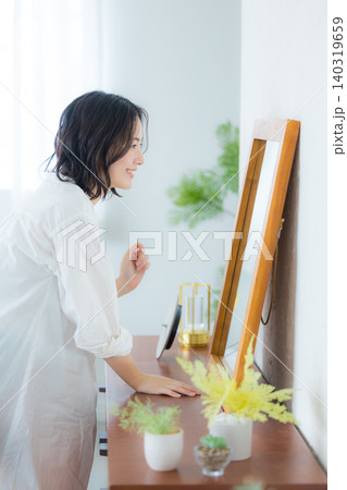 鏡を見る若い女性 140319659