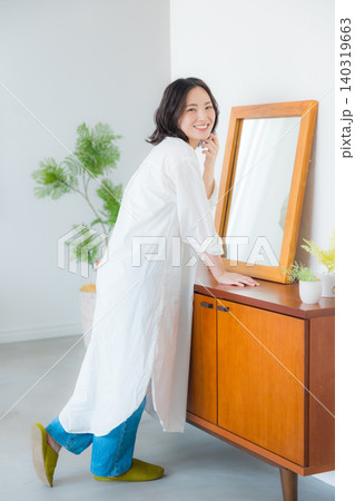 鏡を見る若い女性 140319663
