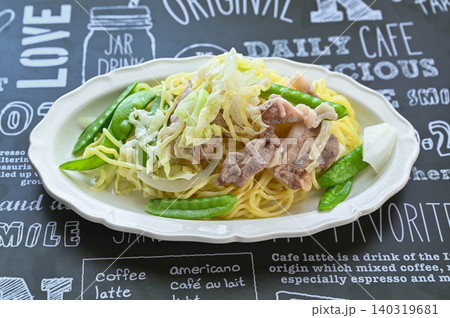 電子レンジで簡単調理した具だくさんの塩やきそば 電子レンジで簡単調理した具だくさんの塩やきそば 140319681