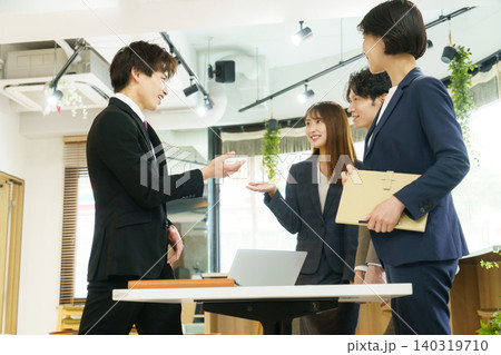 オフィスでミーティングする若い日本人の男女4人 オフィスでミーティングする若い日本人の男女4人 140319710