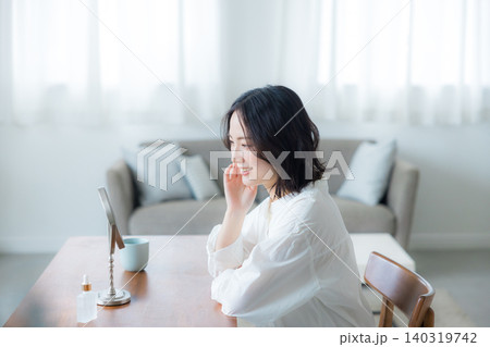 鏡を見る若い女性 鏡を見る若い女性 140319742