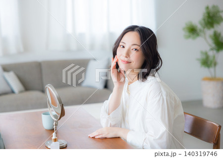 鏡を見る若い女性 鏡を見る若い女性 140319746